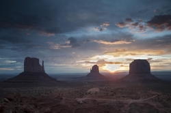 The-3-Mittens-Monument-Valley-Sunrise-USA_et
