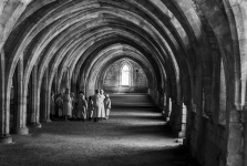 Discussion-in-the-shadows_et